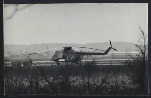 Fotografie Hubschrauber Helikopter der Sowjetunion teilweise mit Plane abgedeckt
