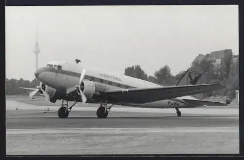 Fotografie Ansicht Berlin, Flugzeug Douglas DC-3 der Kestrel G-AMFV, Flughafen Tempelhof, Fernsehturm im Hintergrund