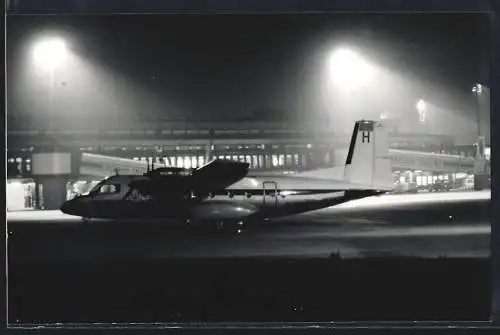 Fotografie Flughafen Berlin-Tegel, Flugzeug Nord Aviation Nord 262 F-BOHH vor Terminal mit Gangway bei Nacht