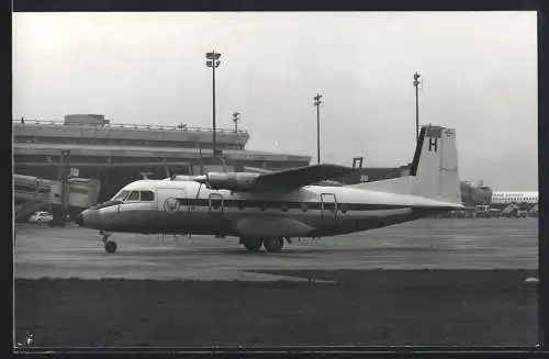Fotografie Flughafen Berlin-Tegel, Flugzeug Nord Aviation Nord 262 F-BOHH vor Terminal mit Gangway