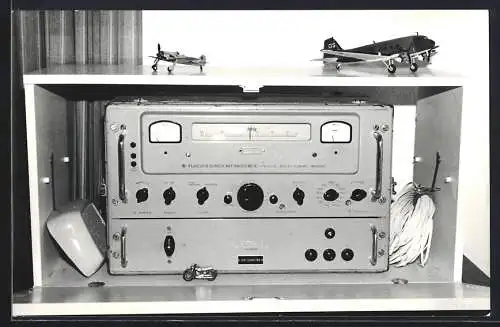 Fotografie Rhode & Schwarz VHF-Flugsicherungsempfänger, Funkgerät