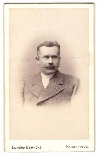 Fotografie Edmund Behncke, Schwerin, Wismarsche Strasse 26, Porträt eines Herrn mit Schnurrbart