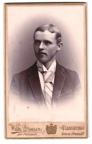 Fotografie Willh. Dreesen, Flensburg, Grosse Strasse 21, Porträt eines jungen Mannes
