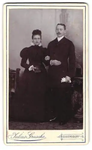 Fotografie Julius Grusche, Neugersdorf, Elegantes Paar in dunkler Kleidung