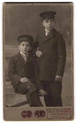 Fotografie Max Seifert, Freiberg, Poststrasse 11, Zwei Jungen in Anzügen