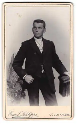 Fotografie Emil Schlippe, Cölln a. Elbe, Eleganter junger Mann