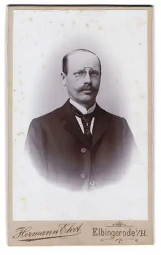 Fotografie Hermann Ehrt, Elbingerode, Würdiger Herr mit Brille und Schnurrbart