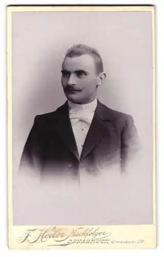 Fotografie F. Helker Nachfolger, Osnabrück, Grosse Str. 28, Porträt eines eleganten Herrn