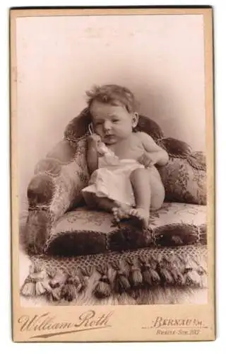 Fotografie William Roth, Bernau i. M., Breite Str. 287, Kleinkind auf gepolstertem Sessel