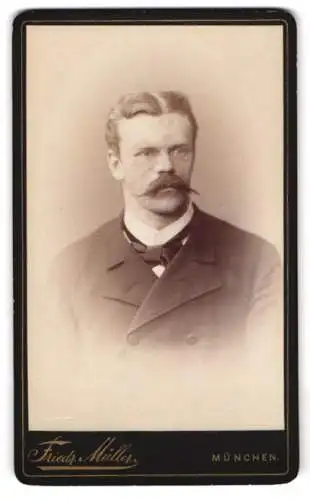 Fotografie Friedrich Müller, München, Amalienstrasse 9, Porträt eines eleganten Herrn