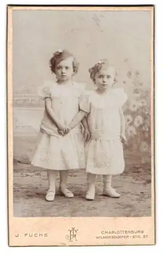 Fotografie J. Fuchs, Charlottenburg, Wilmersdorfer Str. 57, Zwei kleine Mädchen Hand in Hand