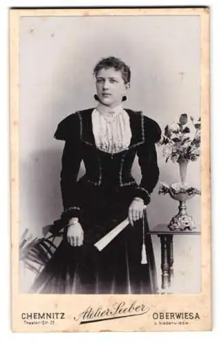 Fotografie Atelier Seeber, Chemnitz, Theater-Str. 22, Frau mit Blumenstrauss