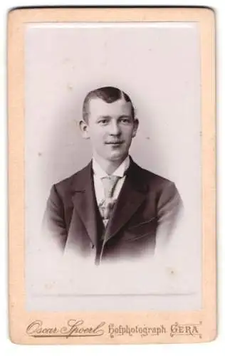 Fotografie Oscar Spoerl, Gera, Schleizer Strasse 28, Porträt eines jungen Mannes