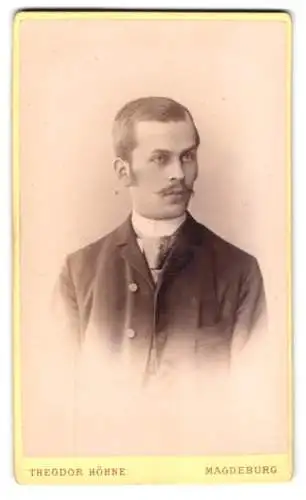 Fotografie Theodor Höhne, Magdeburg, Ullrichstrasse 18, Porträt eines Mannes mit Schnurrbart