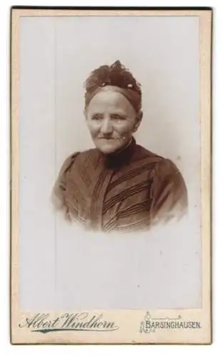 Fotografie Albert Windhorn, Barsinghausen, Marktstrasse, Ältere Dame mit Kopfbedeckung
