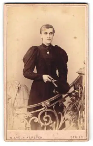 Fotografie Wilhelm Kersten, Berlin, Krausen-Str. 35, Porträt einer Frau mit Fächer