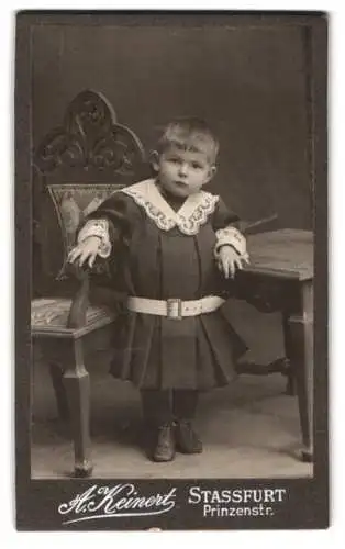 Fotografie A. Keinert, Stassfurt, Prinzenstr., Porträt eines Kindes in elegantem Kleid