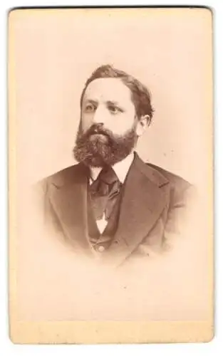 Fotografie Wilhelm Grundner, Berlin, Krausen-Strasse 36, Porträt eines Mannes mit Bart