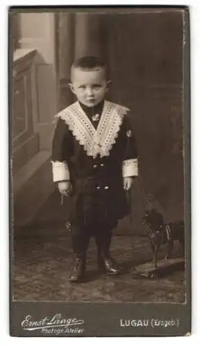 Fotografie Ernst Lange, Lugau, Stollbergerstr. 14, Kind mit Spielzeugpferd auf Rollen