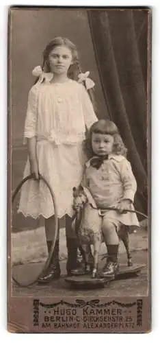 Fotografie Hugo Kammer, Berlin, Dircksenstr. 25, Kinder mit Spielzeugpferd