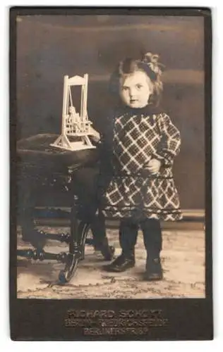 Fotografie Richard Schott, Berlin-Friedrichsfelde, Berlinerstr. 33, Kind mit Puppe auf einer Holzschaukel, Spielzeug