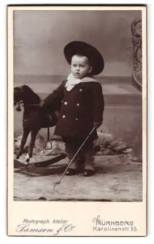 Fotografie Samson & Co., Nürnberg, Karolinenstr. 55, Kleiner Junge mit Schaukelpferd