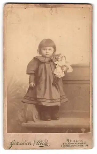 Fotografie Grundner & Abich, Berlin, S.O. Köpenicker Str. 62, Kleines Kind mit Puppe im Arm
