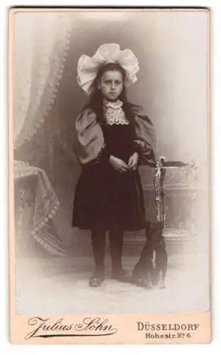 Fotografie Julius Söhn, Düsseldorf, Hohe Str. Nr. 6, Mädchen mit grossem Hut und Hund