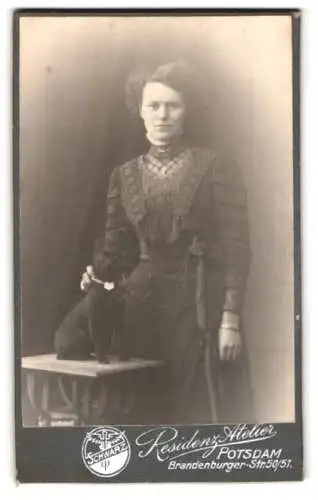 Fotografie Residenz Atelier, Potsdam, Brandenburger Str. 50/51, Dame Emmy Begendt mit Hund, 1911