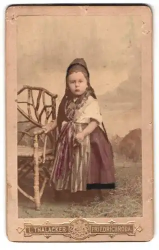 Fotografie L. Thalacker, Bad Friedrichroda, Hauptstrasse 27, Mädchen Elsbeth Gumpert in traditioneller Tracht, 1897