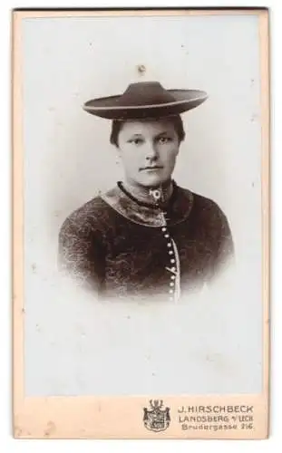 Fotografie J. Hirschbeck, Landsberg am Lech, Brudergasse 216, Porträt einer Frau mit Hut, Tracht