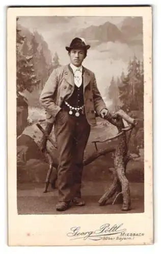 Fotografie Georg Pöltl, Miesbach, Ober Bayern, junger Mann in Tracht mit Gebirgsszenerie