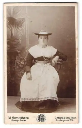 Fotografie M. Hirschbeck, Landsberg am Lech, Brudergasse 216, Frau in traditioneller Tracht