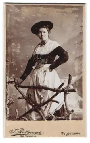 Fotografie J. Reitmayer, Tegernsee, Frau in traditioneller Tracht