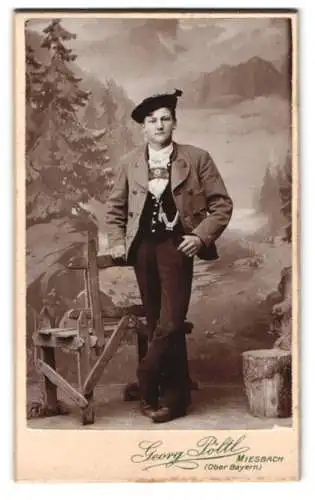 Fotografie Georg Pöltl, Miesbach, Oberbayern, junger Mann in Tracht vor malerischem Hintergrund