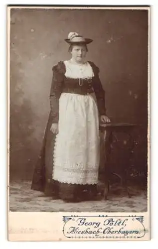 Fotografie Georg Pöltl, Miesbach, Rathausstrasse, Frau in traditioneller Tracht