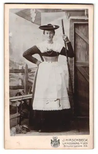 Fotografie J. Hirschbeck, Landsberg am Lech, Brudergasse 216, Frau in traditioneller Tracht mit Hut
