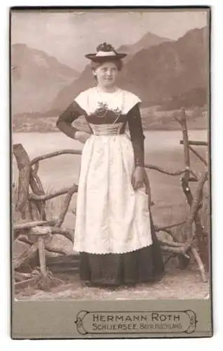 Fotografie Hermann Roth, Schliersee, Frau in traditioneller Tracht vor einer Studiokulisse