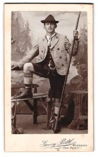 Fotografie Georg Pöltl, Miesbach, Mann in traditioneller Tracht mit Wanderstab