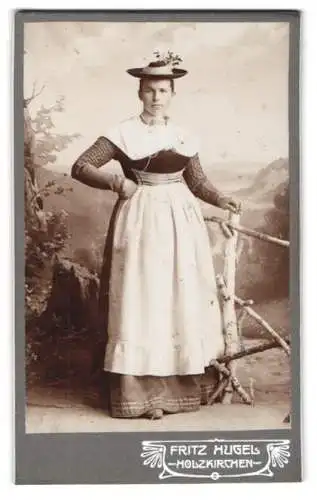 Fotografie Fritz Hugel, Holzkirchen, Frau in traditioneller Tracht