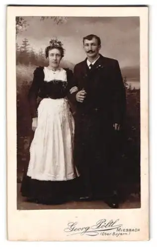 Fotografie Georg Pöltl, Miesbach, Porträt eines Paares in traditioneller Tracht zur Hochzeit