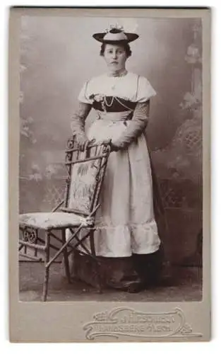 Fotografie J. Hirschbeck, Landsberg am Lech, Brudergasse 216, Frau im traditionellen Kleid