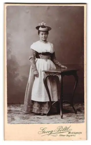 Fotografie Georg Pöltl, Miesbach, Frau in traditioneller Tracht
