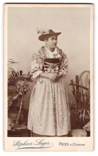 Fotografie Stephan Luger, Prien am Chiemsee, Frau in Tracht mit Hut