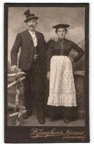 Fotografie B. Jungkunz, Miesbach, Darstellung eines Paares in traditioneller Tracht