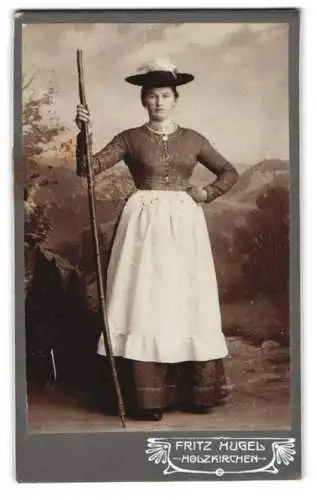 Fotografie Fritz Hugel, Holzkirchen, Frau in traditioneller Tracht mit Wanderstock