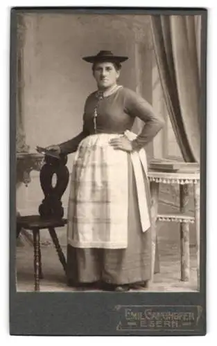 Fotografie Emil Ganghofer, Egern, Stehende Frau in traditioneller Kleidung