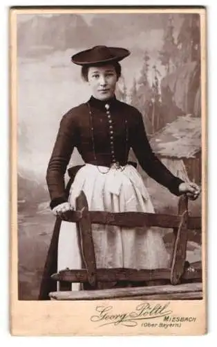 Fotografie Georg Pöltl, Miesbach, Frau in traditioneller Tracht aus Oberbayern
