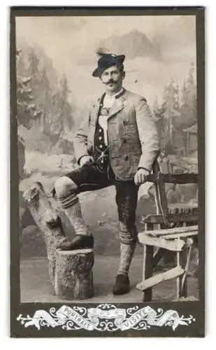 Fotografie unbekannter Fotograf und Ort, Porträt eines Mannes in traditioneller Tracht, Lederhose