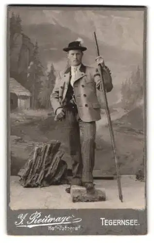 Fotografie J. Reitmayer, Tegernsee, Wanderer mit Berglandschaft in Tracht